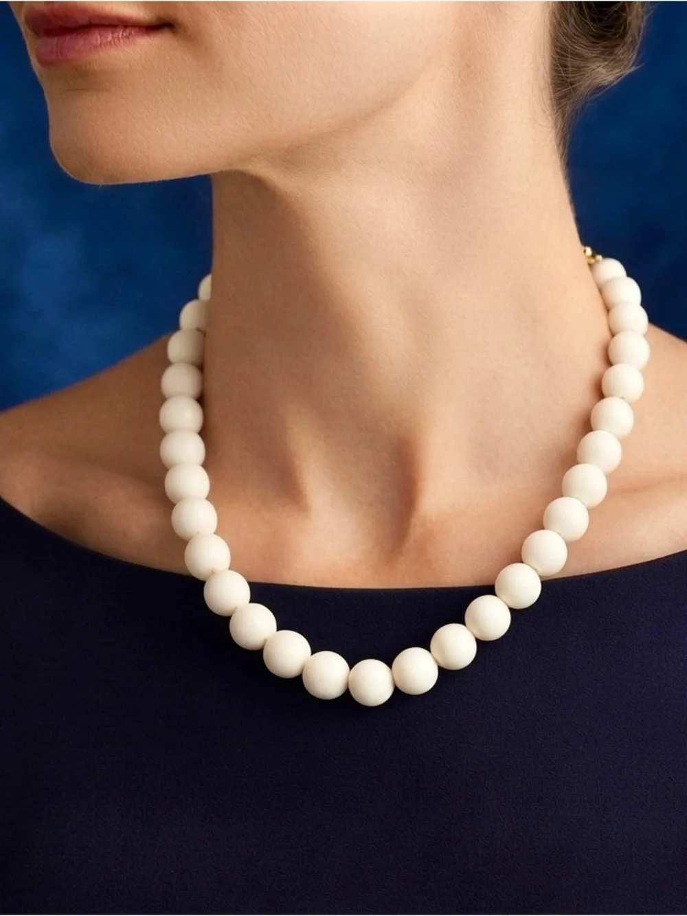 Classic vintage White Beaded Necklace
